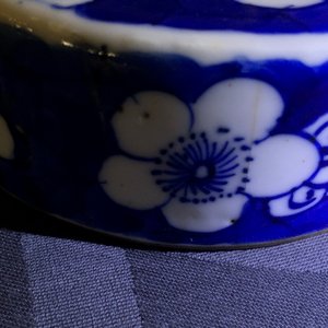 Un bassin et deux pots couverts en porcelaine de Chine famille rose et bleu et blanc, 19/20ème — photo 15