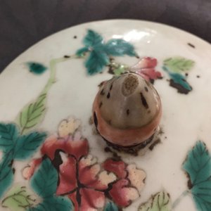 Un bassin et deux pots couverts en porcelaine de Chine famille rose et bleu et blanc, 19/20ème — photo 17