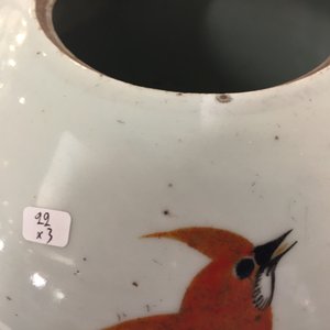 Un bassin et deux pots couverts en porcelaine de Chine famille rose et bleu et blanc, 19/20ème — photo 18