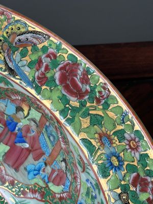 Un bassin et une paire de vases en porcelaine de Chine famille rose de Canton à décor narratif, 19ème — photo 11