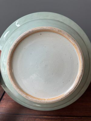 Un bassin et une paire de vases en porcelaine de Chine famille rose de Canton à décor narratif, 19ème — photo 12