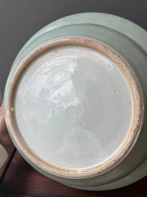 Un bassin et une paire de vases en porcelaine de Chine famille rose de Canton à décor narratif, 19ème — photo 13