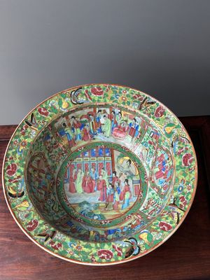 Un bassin et une paire de vases en porcelaine de Chine famille rose de Canton à décor narratif, 19ème — photo 2