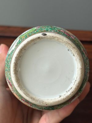 Un bassin et une paire de vases en porcelaine de Chine famille rose de Canton à décor narratif, 19ème — photo 21