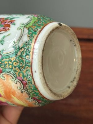 Un bassin et une paire de vases en porcelaine de Chine famille rose de Canton à décor narratif, 19ème — photo 24