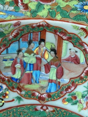 Un bassin et une paire de vases en porcelaine de Chine famille rose de Canton à décor narratif, 19ème — photo 7