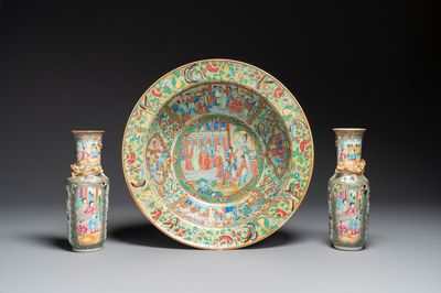 Un bassin et une paire de vases en porcelaine de Chine famille rose de Canton à décor narratif, 19ème
