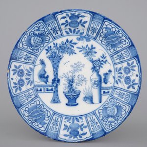 Un beau plat en faïence de Delft au décor d'antiquités chinoises, fin du 17ème siècle — photo 1