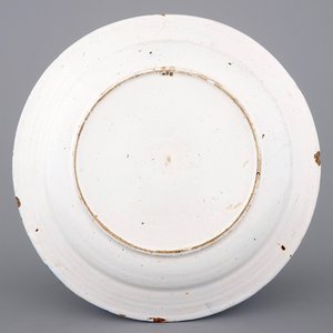 Un beau plat en faïence de Delft au décor d'antiquités chinoises, fin du 17ème siècle — photo 2
