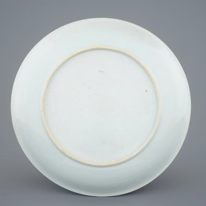 Un beau plat en porcelaine de Chine famille rose, Yongzheng/Qianlong, 18ème — photo 2