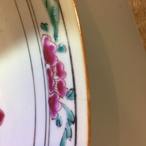Un beau plat en porcelaine de Chine famille rose, Yongzheng/Qianlong, 18ème — photo 3