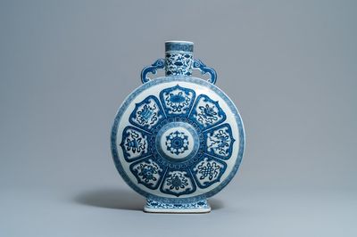 Un beau vase de forme 'moonflask' en porcelaine de Chine en bleu et blanc à décor 'Bajixiang', marque de Qianlong, 19ème