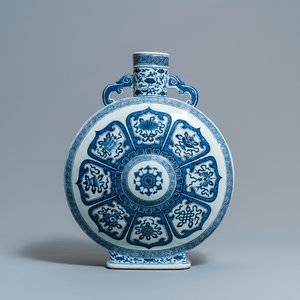 Un beau vase de forme 'moonflask' en porcelaine de Chine en bleu et blanc à décor 'Bajixiang', marque de Qianlong, 19ème — photo 1