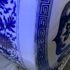 Un beau vase de forme 'moonflask' en porcelaine de Chine en bleu et blanc à décor 'Bajixiang', marque de Qianlong, 19ème — photo 15