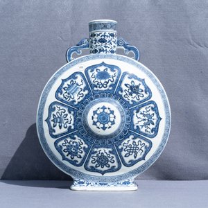 Un beau vase de forme 'moonflask' en porcelaine de Chine en bleu et blanc à décor 'Bajixiang', marque de Qianlong, 19ème — photo 30