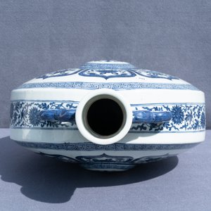 Un beau vase de forme 'moonflask' en porcelaine de Chine en bleu et blanc à décor 'Bajixiang', marque de Qianlong, 19ème — photo 32