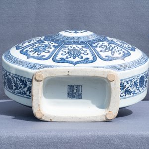 Un beau vase de forme 'moonflask' en porcelaine de Chine en bleu et blanc à décor 'Bajixiang', marque de Qianlong, 19ème — photo 33