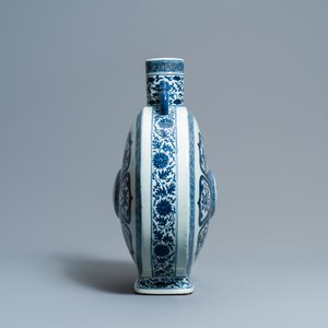 Un beau vase de forme 'moonflask' en porcelaine de Chine en bleu et blanc à décor 'Bajixiang', marque de Qianlong, 19ème — photo 4