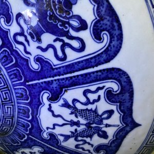 Un beau vase de forme 'moonflask' en porcelaine de Chine en bleu et blanc à décor 'Bajixiang', marque de Qianlong, 19ème — photo 9
