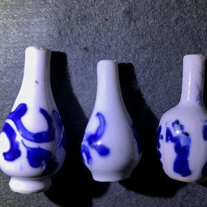Un bel ensemble de 66 vases miniatures en porcelaine de Chine bleu et blanc, Kangxi — photo 14