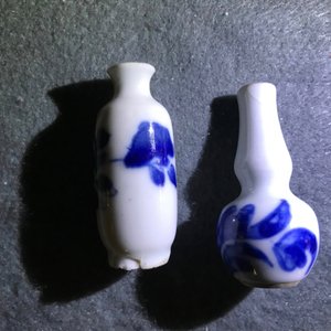 Un bel ensemble de 66 vases miniatures en porcelaine de Chine bleu et blanc, Kangxi — photo 16