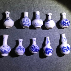 Un bel ensemble de 66 vases miniatures en porcelaine de Chine bleu et blanc, Kangxi — photo 17