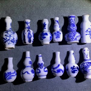 Un bel ensemble de 66 vases miniatures en porcelaine de Chine bleu et blanc, Kangxi — photo 18