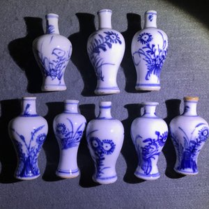 Un bel ensemble de 66 vases miniatures en porcelaine de Chine bleu et blanc, Kangxi — photo 6