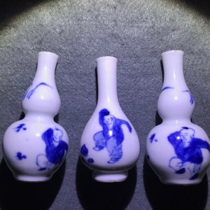 Un bel ensemble de 66 vases miniatures en porcelaine de Chine bleu et blanc, Kangxi — photo 8