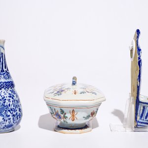 Un bénitier, un vase de forme bouteille et une boîte à épices en faïence de Delft, 18ème — photo 4