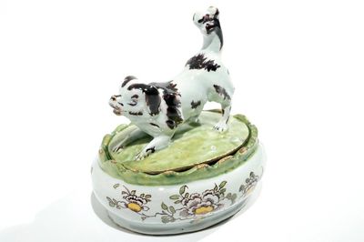 Un beurrier au chien en faïence de Delft polychrome, 18ème