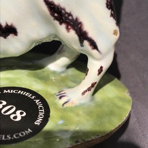 Un beurrier au chien en faïence de Delft polychrome, 18ème — photo 15