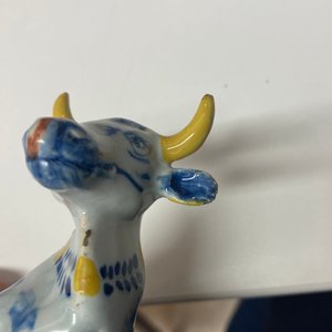 Un beurrier au couvercle en forme de vache en faïence polychrome de Delft, 18ème — photo 9