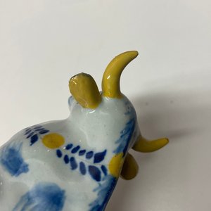 Un beurrier au couvercle en forme de vache en faïence polychrome de Delft, 18ème — photo 10