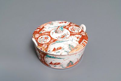 Un beurrier couvert en faïence de Delft doré à décor de chinoiserie, 18ème