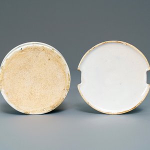 Un beurrier couvert en faïence polychrome de Bruxelles à décor 'à la haie fleurie', 18ème — photo 7