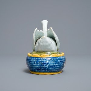Un beurrier couvert en faïence polychrome de Delft en forme de cygne, 18ème — photo 5