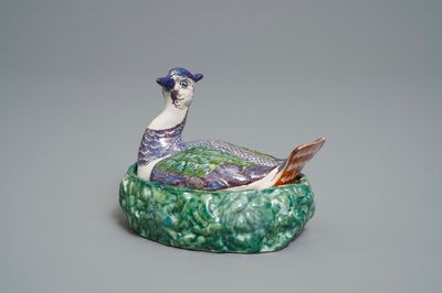 Un beurrier couvert en faïence polychrome de Delft en forme de pluvier, 18ème