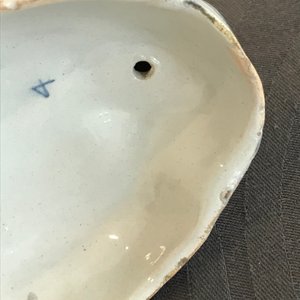 Un beurrier couvert en faïence polychrome de Delft en forme de pluvier, 18ème — photo 14
