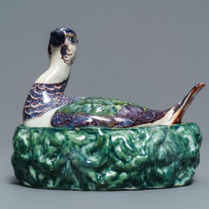 Un beurrier couvert en faïence polychrome de Delft en forme de pluvier, 18ème — photo 2