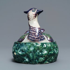 Un beurrier couvert en faïence polychrome de Delft en forme de pluvier, 18ème — photo 5