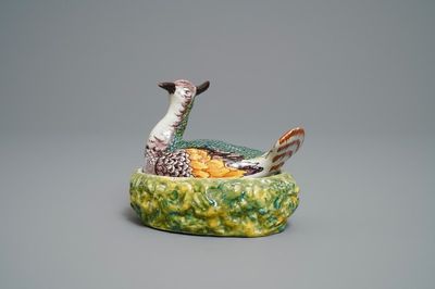 Un beurrier couvert en faïence polychrome de Delft en forme de pluvier, 18ème