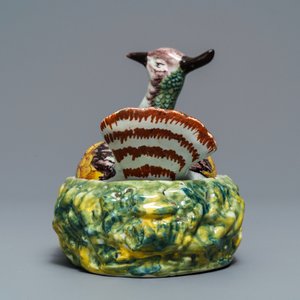 Un beurrier couvert en faïence polychrome de Delft en forme de pluvier, 18ème — photo 3