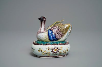 Un beurrier couvert en faïence polychrome de Delft en forme de pluvier, 18ème