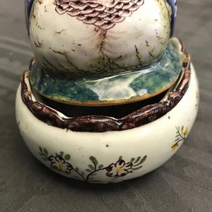 Un beurrier couvert en faïence polychrome de Delft en forme de pluvier, 18ème — photo 14