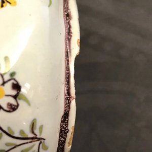 Un beurrier couvert en faïence polychrome de Delft en forme de pluvier, 18ème — photo 17