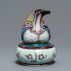 Un beurrier couvert en faïence polychrome de Delft en forme de pluvier, 18ème — photo 4