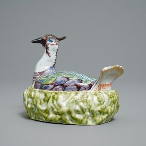 Un beurrier couvert en faïence polychrome de Delft en forme de pluvier, 18ème — photo 1