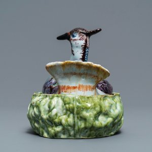 Un beurrier couvert en faïence polychrome de Delft en forme de pluvier, 18ème — photo 3