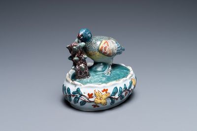 Un beurrier couvert en faïence polychrome de Delft figurant un oiseau, 18ème